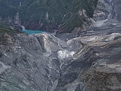 林業保育署花蓮分署監測，馬太鞍溪堰塞湖穩定溢流，蓄水量約31萬立方公尺，是9月23日溢流前的0.35%，另外13日形成並溢流的第3個小型堰塞湖，21日空拍機觀測，已完全溢流沖刷並消失，河道恢復一般流路。
（林業保育署花蓮分署提供）