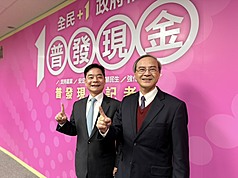 財政部21日舉行「全民+1政府相挺」普發現金郵局領宣導記者會，圖為財政部次長阮清華（右）、交通部次長伍勝園（左）。

