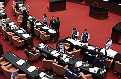 圖為立法院院會21日下午處理財劃法第16條之1、第38條之2條文修正草案並投票表決，朝野立委各自高舉「同意」、「反對」表述立場。
