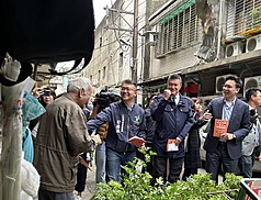 新版台灣全民安全指引19日起普發紙本，國安會副秘書長林飛帆（右1）21日與內政部次長馬士元（右2）等人在士林區後港里里長紀建漢（右3）陪同下，訪視指引發送情形。