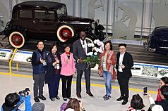 美國密西根州副州長吉克瑞斯特二世（Garlin Gilchrist II）在福特汽車工廠迎接台商代表團。（北美洲臺灣
商會聯合總會提供）