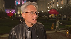 輝達執行長黃仁勳20日晚間在舊金山參加慈善活動，表示AI是強大的工具，但沒有任何東西可以取代人與人間的互動。（讀者提供）