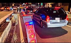 內政部警政署推動毒品唾液快篩取締毒駕政策上路，刑事局統計，全國已取締18件毒駕，開出新台幣110萬元罰單。圖為警方臨檢。（警方提供）
