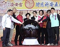 副總統蕭美琴（右5）22日上午與民進黨立委蘇巧慧（右4）出席樹林濟安宮五朝圓醮開幕典禮，並與眾
人進行點燈啟動儀式。