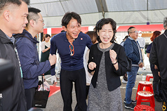 PD
黃國昌、陳佩琪響應寒冬送暖園遊會（2）
台灣民眾黨台北市議員黃(水靜)瑩22日在新北投舉辦
「台灣有愛 民眾溫情」寒冬送暖園遊會，民眾黨主席
黃國昌（前右2）、前台北市長柯文哲妻子陳佩琪
（前右）出席響應。
中央社記者裴禛攝 114年11月22日
