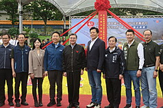 行政院長卓榮泰（左5）22日參加「台61線快速公路
新北市－苗栗縣路段平交路口改善工程－新北段」動土祈福典禮，與出席貴賓一同合影。

