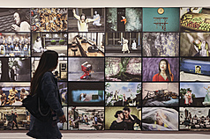 2025人權藝術生活節22日在白色恐怖景美紀念園區正式開幕，參展攝影家劉振祥以「台上街上：劉振翔的社會劇場檔案」為主題推出視覺藝術展，以劇場語彙呈現社會議題與公共現場影像。