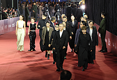 第62屆金馬獎頒獎典禮22日晚間登場，傍晚星光大道
先打頭陣，電影「大濛」劇組由導演陳玉勳（前中）
領軍，一同走上紅毯。