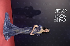 第62屆金馬獎星光大道22日傍晚在北流外盛大登場，準影后林依晨（圖）為女兒特別以美人魚為主軸定裝，穿上一席藍紗魚尾禮服亮相，非常吸睛。