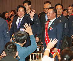 賴清德總統（左揮手者）22日晚間應邀出席新北市宜蘭縣同鄉會第15屆第1次會員大會，進場時向與會者揮手致意。
