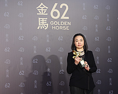 第62屆金馬獎將年度台灣傑出電影工作者頒給燈光師鍾瓊婷。(中央社)