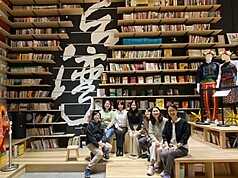 教育部青年發展署主辦「青年百億海外圓夢基金計畫」，支持3位台灣青年赴紐約實習，參與聯合國周
邊會議。實習生與世台聯合基金會總幹事黃怡妙拜會紐約華僑文教服務中心。(世台聯合基金會提供)
