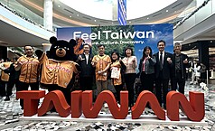 駐舊金山辦事處長伍志翔（右6）、觀光署舊金山辦事處主任李思賢（右5）在快閃活動上推廣台灣。(中央社)
