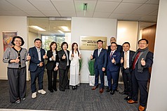 立法院副院長江啟臣率多位朝野立委訪問美國，在當地時間22日抵達達拉斯，與德州政要交流，以及前往「達拉斯台灣貿易投資中心」，關心運作情形。（立法院提供）
