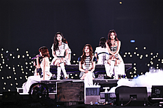 韓國女團TWICE在高雄國家體育場舉辦This Is For演唱會，23日晚間迎來第2場，台灣成員子瑜（右）以台語向粉絲告白「很想你們」。
（Live Nation Taiwan提供）
