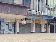 泰國南部宋卡府的合艾週末因豪雨引發嚴重淹水，市區的水位淹至半層樓高，導致交通癱瘓。
（榮咖啡台灣和 Happy Shop Taiwan店主提供）