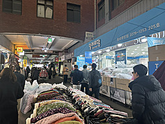 韓國首爾知名觀光景點廣藏市場爆出宰客爭議，部分商家稱生意大受影響。
