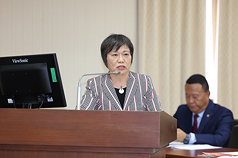 內政部長劉世芳(前)。
