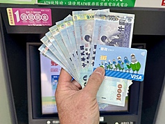 ED
普發一萬　民眾可透過郵局ATM領現
普發現金新台幣1萬元上路，採登記入帳、ATM領
現、郵局領現、直接入帳、造冊發放5種方式；根據
中華郵政統計，截至11月21日上午10時止，透過郵局
ATM領現筆數累計逾68萬5000筆。
中央社記者王飛華攝　114年11月24日
