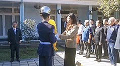 國民黨131週年黨慶，國民黨主席鄭麗文（前右）24日至桃園大溪慈湖和頭寮陵寢謁陵，並代表獻花致
敬。 

