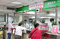 普發現金1萬元今天(24日)起開放郵局領現，根據官網統計，開放郵局領現首日，截至今天晚間6時止，已有44萬3401人透過郵局臨櫃領取普發現金1萬元。圖為普發現金專辦櫃台。
（中華郵政提供）
