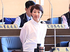 台中市長盧秀燕（前）24日在台中市議會答詢表示，公務人員或民意代表應以中華民國為唯一國籍與效忠對象，不應有其他國籍，不論中國、美國、日本或任何國家都不應該。
