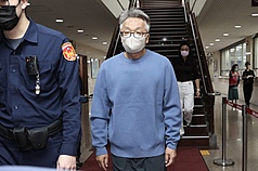 民進黨前立委陳歐珀（中）立委任內被控收賄、詐領助理費，犯罪所得874萬餘元，北檢依貪污等罪起訴，求刑24年2個月。台北地院24日開庭，裁定陳歐珀以新台幣500萬元交保，並限制出境、出海並戴電子腳環監控。
