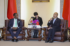 立法院長韓國瑜（右）25日在立法院接待史瓦帝尼王國眾議院議長馬布札（Jabulani Mabuza）（左）及其訪問團，韓國瑜致詞表達歡迎之意。