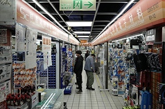 工業生產指數續創好表現。圖為台北市中正區民眾逛電子材料行。