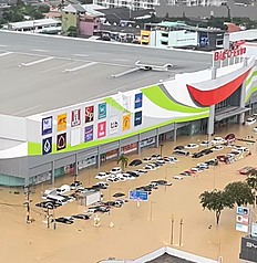泰國南部宋卡府的合艾因豪雨引發嚴重淹水，持續數日，市區部分地區的水位達1層樓高，導致商場停車場車輛泡水受損。
（泰南台商會長丘應華提供）
