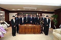 民眾黨主席黃國昌（右8）25日率領民眾黨青年團出訪日本，日華懇會長古屋圭司（左8）邀請訪團進入自民黨總裁高市早苗的辦公室合影，眾人在「總裁」的桌牌前合影留念。
（民眾黨提供）
