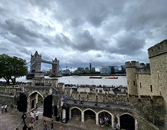 英國政府25日宣布，倫敦、利物浦、約克、曼徹斯特等觀光旅遊產業興盛的英格蘭大城，將可向過夜旅客徵收城市旅遊稅，以拓展地方財源。圖為倫敦地標倫敦塔橋和倫敦塔一隅。