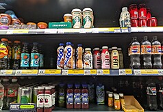 英國政府25日宣布自2028年1月擴大徵收「糖稅」，除了以飲料含糖量為標準，下修起徵門檻，另納入原本被豁免的含糖乳製飲品，包括奶昔、調味乳。