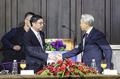 中華民國工商協進會26日上午在台北君品酒店舉行「114年工商早餐會」，行政院長卓榮泰（左）出席，與工商協進會理事長吳東亮（右）握手致意。
