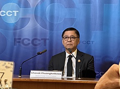 泰國外長希哈薩25日與國際媒體見面時，呼籲緬甸釋放被拘押的前領導人翁山蘇姬。