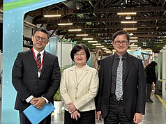 和碩董事長童子賢（右1）26日出席經濟部科技新創競賽頒獎典禮受訪表示，台積電提告前資深副總經理
羅唯仁轉任英特爾涉洩密，將考驗台灣在智財權跨國處理的司法實務運作。
