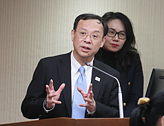 衛福部長石崇良（前）。
