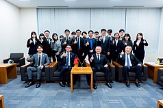 民眾黨主席黃國昌（前排左2）26日率團拜會日本維新會，眾議員、台灣友好議員聯盟會長馬場伸幸（前排右2）分享聯合執政的實際經驗，並強調聯合政府不是政治交換，而是共同承擔國家的責任。
（民眾黨提供）
