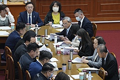 立法院財政委員會27日繼續審查民進黨團提出的「財政收支劃分法第十六條之一未分配款運用暫行條例草案」。會中決議，等政院版「財劃法」交付委員會後，再一同與暫行條例於財委會進行討論，暫行條例擇期再審。

