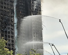 香港歷來最為嚴重之一的大埔宏福苑大火，自26日下午焚燒至今仍未完全撲滅，圖為27日早上10時，消防員向大樓射水。
