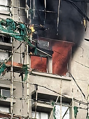 香港大埔宏福苑26日發生大火，圖為27日早上10時，仍有個別住屋在猛烈焚燒。