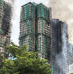 香港歷來最為嚴重之一的大埔宏福苑大火，自26日下午焚燒至今仍未完全撲滅，圖為27日早上10時，屋苑仍冒出大量濃煙，個別住房仍在焚燒。