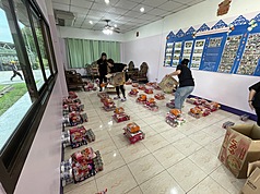 泰南台商會員提供物資，27日從甲米府（Krabi）等地送往合艾賑災。（泰南台商會長丘應華提供）