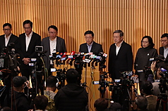 香港行政長官李家超（後排中間）27日率同主要官員說明大埔宏福苑大火的後續工作。