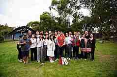 農業部與外交部合辦第6屆「農業青年大使『新南
向』交流計畫」，首度增列澳洲，訪問團日前抵達墨
爾本展開為期8天的參訪。圖為團員拜會當地原民農
業文化展示中心，並與原住民長老合影。
（農業部提供）