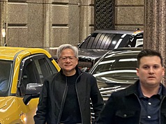 輝達(NVIDIA)執行長黃仁勳(左)27日意外現身台北，但行蹤成謎，晚間他返回下塌飯店文華東方時露
出倦容，仍走向現場守候媒體打招呼。
