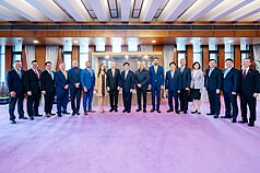 外交部長林佳龍（中）27日午宴巴拿馬跨黨派國會議員團，並與「對中政策跨國議會聯盟」（IPAC）巴拿馬共同主席柯恩（Manuel Cohen，左8）議員、共同主席德格拉西亞（Roland Ameth De Gracia，右8）議員、訪問團成員及與會貴賓合影。
（外交部提供）
