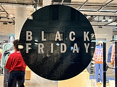 德國聖誕節前夕最大的折扣季「黑色星期五」（Black Friday）開跑，德國當地業者面臨Temu、SHEIN等中國低價電商競爭，不得不加大打折力道，壓縮獲利。圖為柏林德國運動品牌愛迪達店面黑五期間廣告。