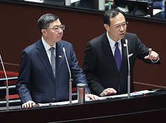 行政院長卓榮泰(左)、衛福部長石崇良(右)。
