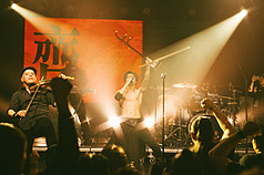 外交部指導、中華文化總會主辦F:F:F音樂節於芬蘭登場，久未合體演出的樂團閃靈也在音樂節中重聚。
（中華文化總會提供）
